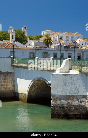 Portugal, Algarve, Tavira, die mittelalterliche Brücke, (die so genannte Römische Brücke) Fluss Gilao Teil der Stadt und Kirchen Stockfoto