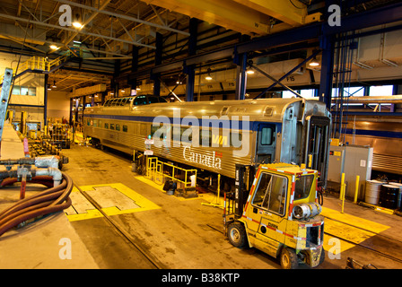 Kuppel Wagen Personenzug Trainer in der Werkstatt warten auf Reinigung und service Stockfoto