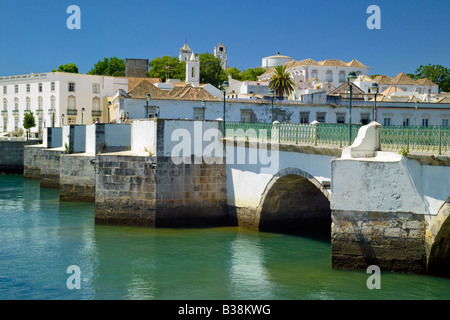 Portugal, Algarve, Tavira, die mittelalterliche Brücke, (die so genannte Römische Brücke) Fluss Gilao Teil der Stadt und Kirchen Stockfoto