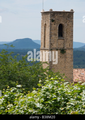 Blick auf einer alten Kirche mit malerischen Landschaft im Hintergrund, Fayence, Var, Frankreich Stockfoto