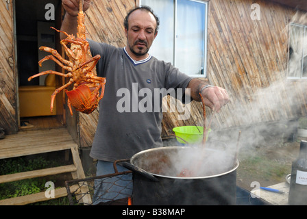 CHL Chile Juan Fernandez Archipels Robinson-Crusoe-Insel 05 2007 Fischer Kochen Krebse Stockfoto