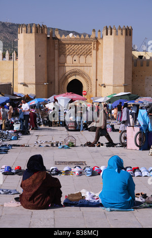 Lokalen Markt und das Tor Bab Ech Chorfa in Fes, Marokko Stockfoto