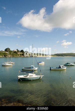 Boote vor Anker in Abersoch Bay, St.Tudwald Straße, Abersoch, Lleyn-Halbinsel, Pwllheli, Gwynnedd, Nordwales Stockfoto