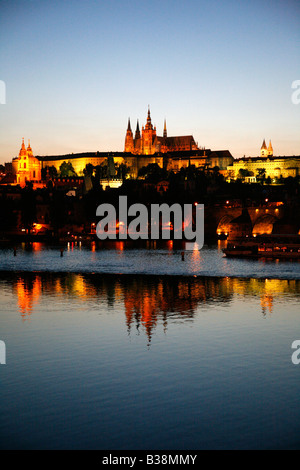 Aug 2008 - Brücke Aussicht über das Schloss und St Vitus Cathedral und Charles bei Nacht Prag Tschechische Republik