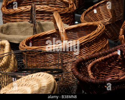 Handgefertigte Strohkörbe in provenzalischen Markt Stockfoto