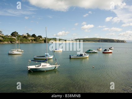 Boote vor Anker in Abersoch Bay, St.Tudwald Straße, Abersoch, Lleyn-Halbinsel, Pwllheli, Gwynnedd, Nordwales Stockfoto