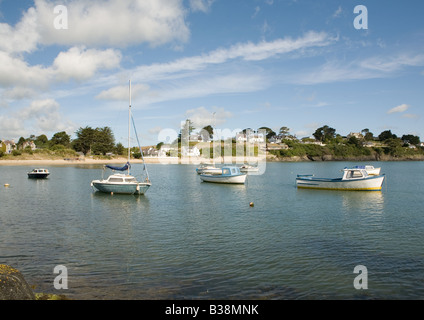 Boote vor Anker in Abersoch Bay, St.Tudwald Straße, Abersoch, Lleyn-Halbinsel, Pwllheli, Gwynnedd, Nordwales Stockfoto