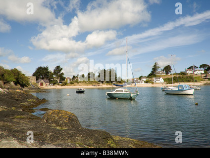 Boote vor Anker in Abersoch Bay, St.Tudwald Straße, Abersoch, Lleyn-Halbinsel, Pwllheli, Gwynnedd, Nordwales Stockfoto