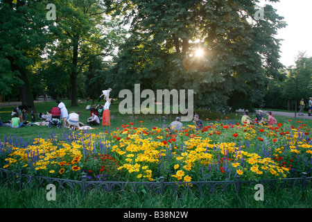 Menschen entspannen in Letna Park Prag Tschechische Republik Stockfoto