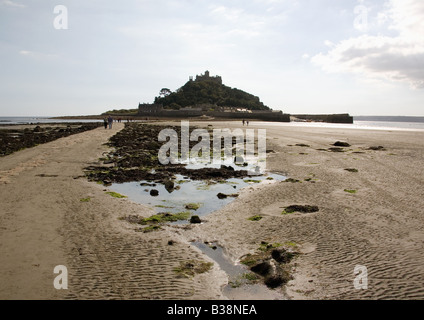 Der Damm von Marazion Strand zu St. Michaels Mount, in der Nähe von Penzance, Cornwall, England, Vereinigtes Königreich führt. Stockfoto