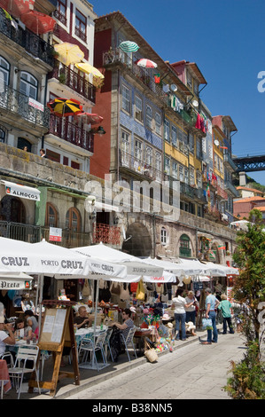 Portugal der Costa Verde, Porto, Straße Restaurants mittags im Stadtteil Ribeira Stockfoto