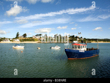 Boote vor Anker in Abersoch Bay, St.Tudwald Straße, Abersoch, Lleyn-Halbinsel, Pwllheli, Gwynnedd, Nordwales Stockfoto