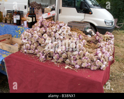 Riesiger Haufen Knoblauchzehen auf einem Ständer auf einer lokalen Messe im Süden von Frankreich, Var, Frankreich Stockfoto