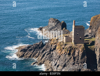 Zwei stillgelegte Maschinenhäuser an Kronen Welle, Botallack Tin Mine, auf der Nordküste von West Cornwall auf Botallack - St.Just Bereich. Stockfoto