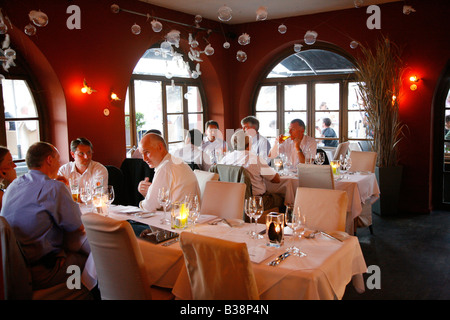 Aug 2008 - Leute sitzen bei He gehobenen Kampa Park Restaurant Mala Strana Prag Tschechische Republik Stockfoto