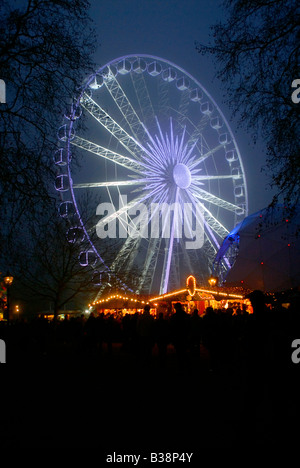 HYDE PARK LONDON WEIHNACHTEN ZEIT WINTER WONDERLAND WEIHNACHTSMÄRKTE UND KIRMES-FAHRTEN Stockfoto