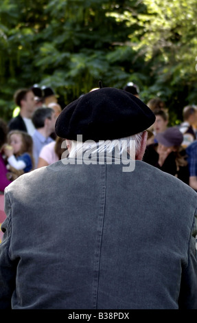 Mann in Barett gerade die Tour de France in London, England Stockfoto
