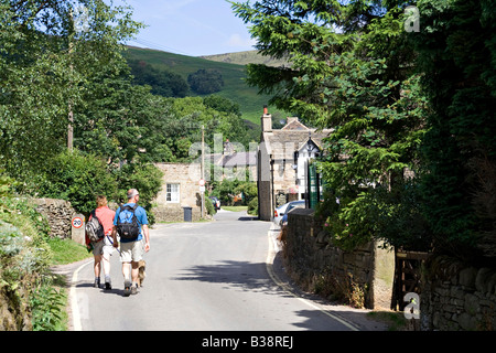 ein Spaziergang durch das Dorf Edale Start Pennine Way Derbyshire Peak District Stockfoto