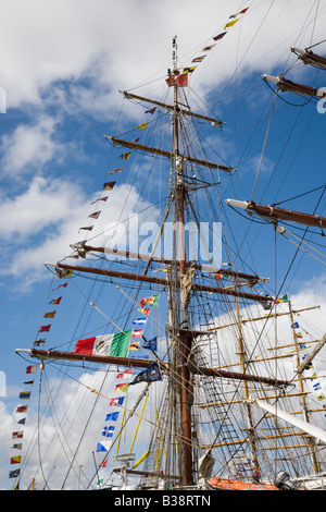 Quadratische manipulierte Masten unter bunten Flaggen auf Schiffen in Tall Ships race 2008 Liverpool Merseyside England UK Stockfoto