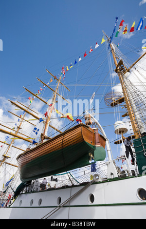 Hölzerne Rettungsboot auf Cuauhtemoc drei Masten Viermastbark aus Mexiko in Tall Ships Race festgemacht im Dock Großbritannien UK Stockfoto