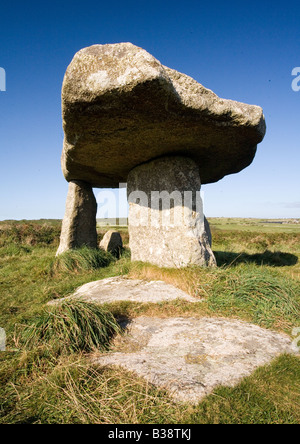 Lanyon Quoit, (Riesen Tabelle) ist eine berühmte Cornish Megalithic Grab in der Nähe von Madron und Morvah, West Penwith, Cornwall, England, UK Stockfoto