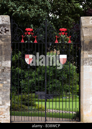 Ornamentalen schmiedeeisernen Tore auf dem Gelände des Gebäudes Wiese an der Christ Church in Oxford, Oxfordshire, England, UK Stockfoto