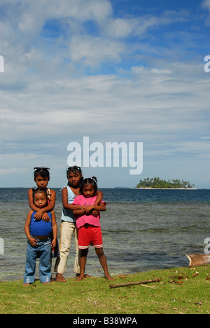 Indische Schwestern Kuna, Rio Sidra-Bereich, Archipel San Blas, Panama, Mittelamerika Stockfoto