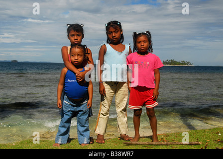 Indische Schwestern Kuna, Rio Sidra-Bereich, Archipel San Blas, Panama, Mittelamerika Stockfoto