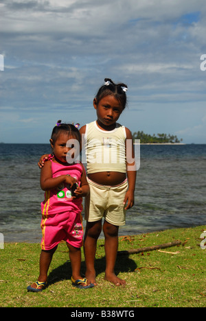 Indische Schwestern Kuna, Rio Sidra-Bereich, Archipel San Blas, Panama, Mittelamerika Stockfoto