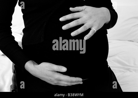 Schuss der Bauch einer schwangeren Womans beschnitten Stockfoto