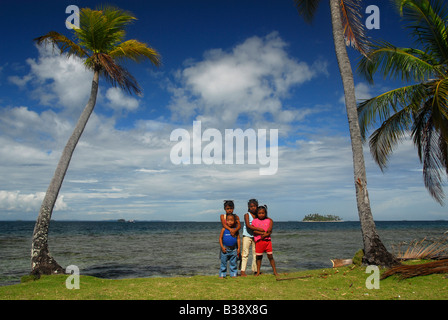 Indische Schwestern Kuna, Rio Sidra-Bereich, Archipel San Blas, Panama, Mittelamerika Stockfoto