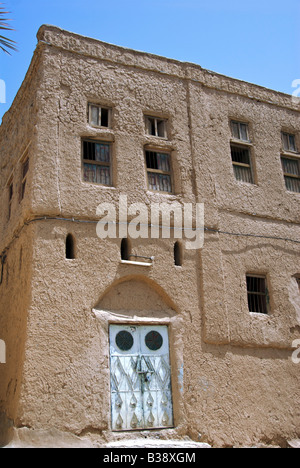 Typische zwei stockwerkartig Lehm und Holz Haus Al Hamra Al Dakhiliyah Region Sultanat Oman Stockfoto
