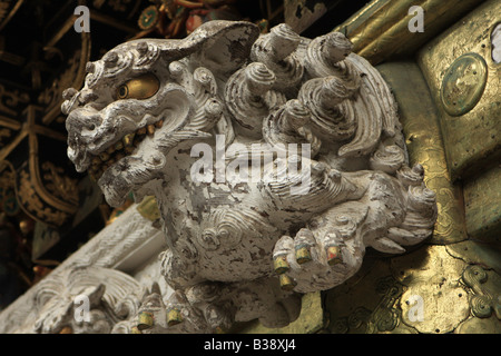 Das Schnitzwerk der Wachhund auf einem Tempel in Japan Stockfoto