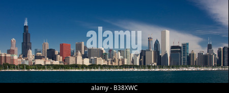 Chicago Illinois Skyline vom Adler Planetarium. Willis Tower (ehemals Sears Tower) auf der linken Seite, 875 No. Michigan Ave (Hancock Building) auf der rechten Seite. Stockfoto