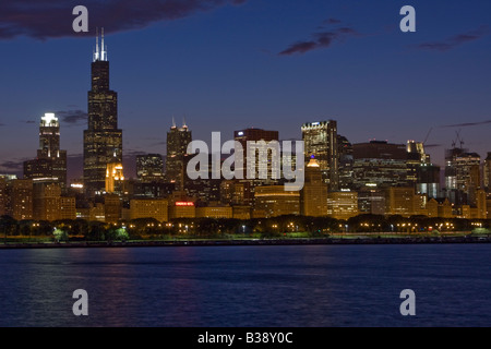 Chicago Illinois Skyline am Abend.   Sears Tower (Willis Tower) links, Lake Michigan im Vordergrund. Stockfoto