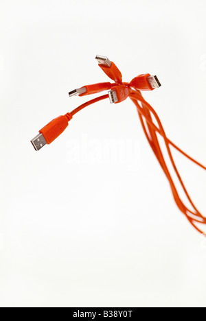 Vier ineinander rot USB-2-Computer-Kabel auf weißem Grund Stockfoto