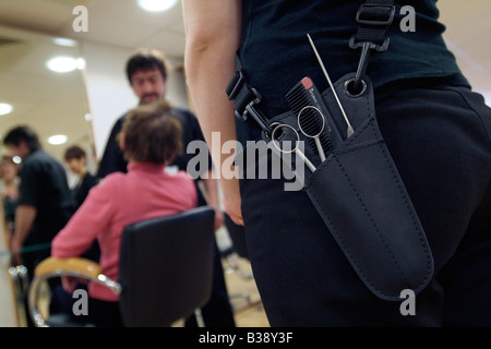 Nahaufnahme der Friseur die Schere Holster mit Out-of-Focus Salon Hintergrund Stockfoto