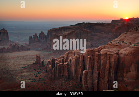 Sonnenaufgang am hinteren Ende des Hunts Mesa über Monument Valley in Arizona Stockfoto