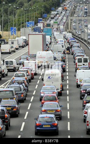 BANK HOLIDAY STAUS AUF DER AUTOBAHN M6 AUTOBAHN, RICHTUNG NORDEN IN DER NÄHE KREUZUNG 11, CANNOCK, STAFFORDSHIRE, 10 MEILEN NÖRDLICH VON BIRMINGHAM, VEREINIGTES KÖNIGREICH Stockfoto