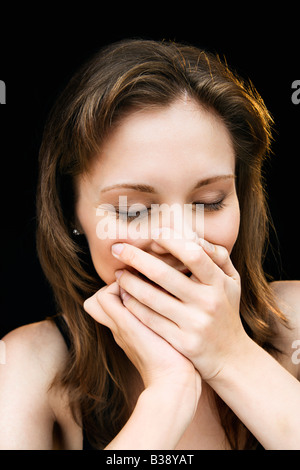 Porträt des jungen Erwachsenen kaukasischen Frauen lachen hautnah Stockfoto