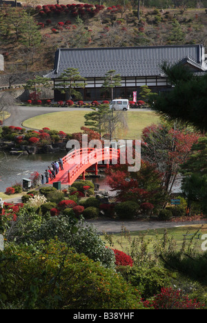 Eine rote Brücke in einem japanischen Garten Stockfoto