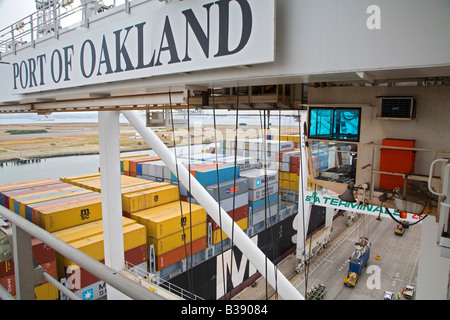 Oakland Kalifornien A Kran lädt Versandbehälter auf das Containerschiff MSC Peking im Hafen von Oakland Stockfoto