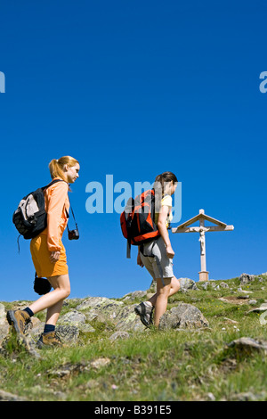 Zwei Junge Frauen Beim Wandern in Den Bergen, zwei Frauen, Wandern in den Bergen Stockfoto