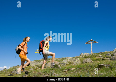 Zwei Junge Frauen Beim Wandern in Den Bergen, zwei Frauen, Wandern in den Bergen Stockfoto