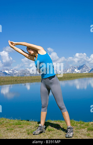 Junge Frau Macht Dehnuebungen Im Freien, junge Frau, Fitness-Studio zu tun Stockfoto