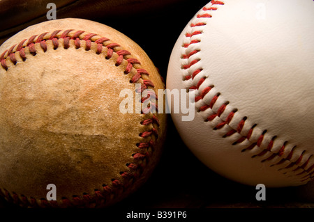 Alte und neue Baseball Handschuh Stockfoto