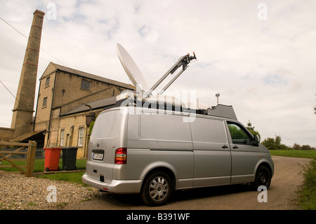 Ein Uplink-Satellitenschüssel montiert auf Dach des Fahrzeugs, schnelle Reaktion Berichterstattung Stockfoto