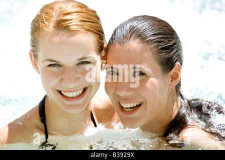 Zwei Junge Frauen Entspannen Sich in Einem Whirlpool, zwei junge Frauen entspannt im Whirlpool Stockfoto