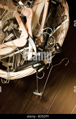 Korb mit Kleiderbügel Stockfoto