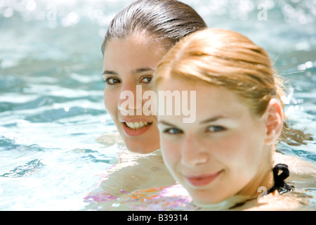 Zwei Junge Frauen Entspannen Sich in Einem Whirlpool, zwei junge Frauen entspannt im Whirlpool Stockfoto